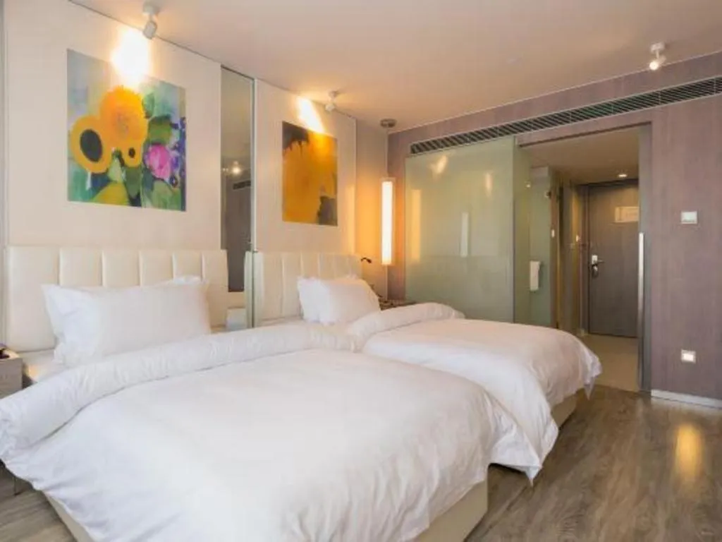 Bed in Jinjiang Metropolo Shanghai Xujiahui Nanhuating Hotel