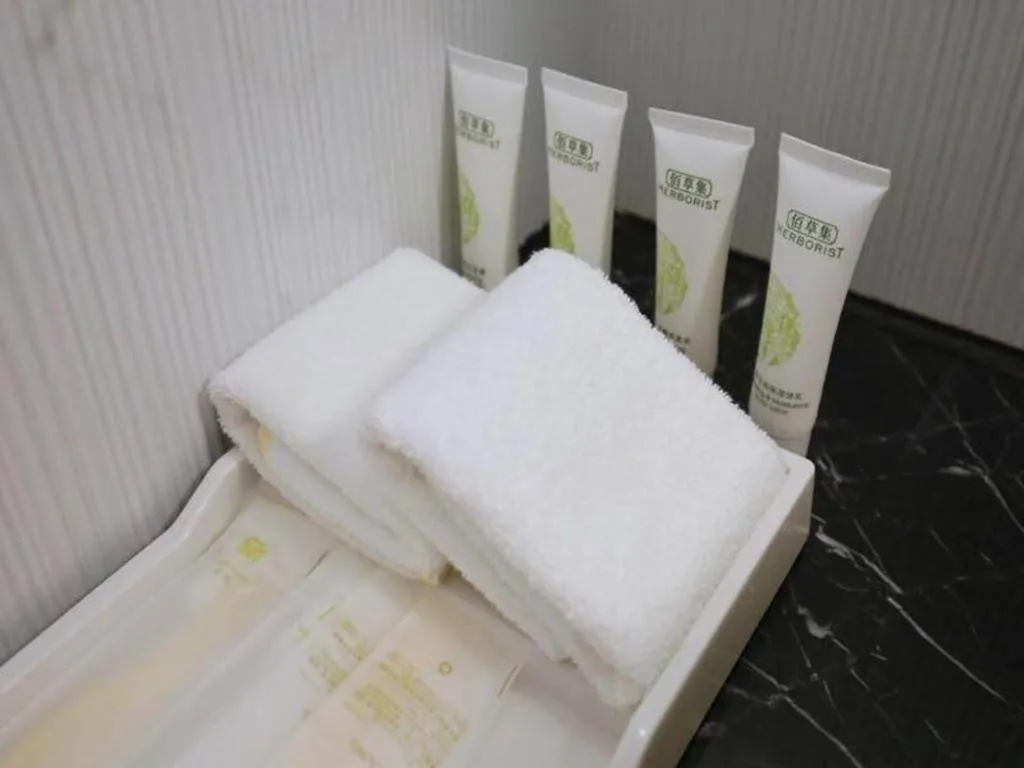 Bed in Jinjiang Metropolo Shanghai Xujiahui Nanhuating Hotel