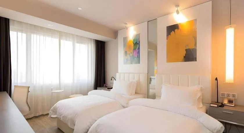 Bed in Jinjiang Metropolo Shanghai Xujiahui Nanhuating Hotel