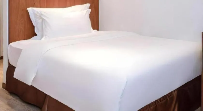 Bed in H Life Hotel (Shenzhen Sea World Branch)