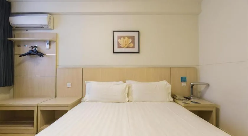 Bed in Jinjiang Inn Style Xinyang Railway Station Tianrun Plaza