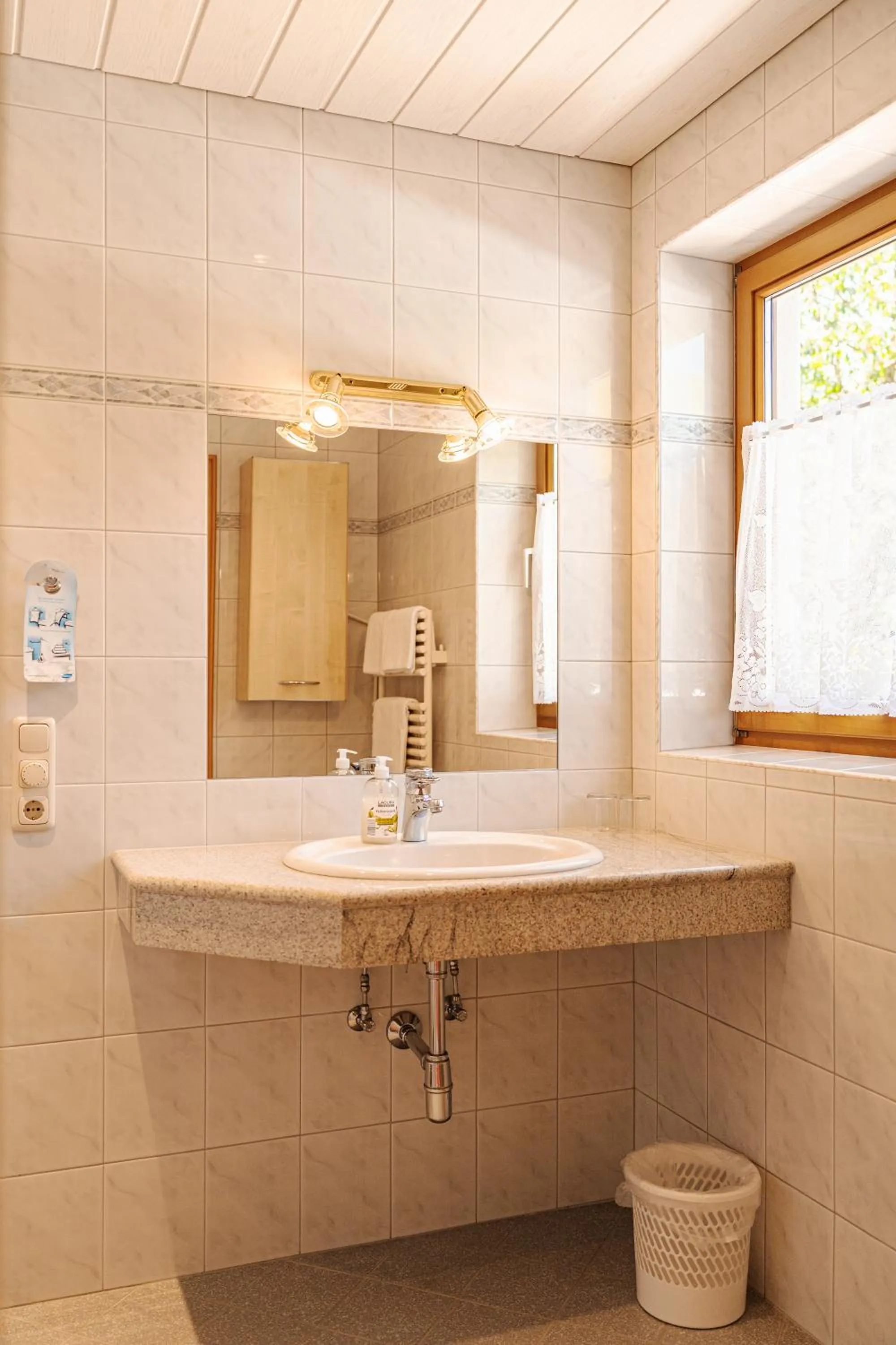 Shower in Pension Schlossberg