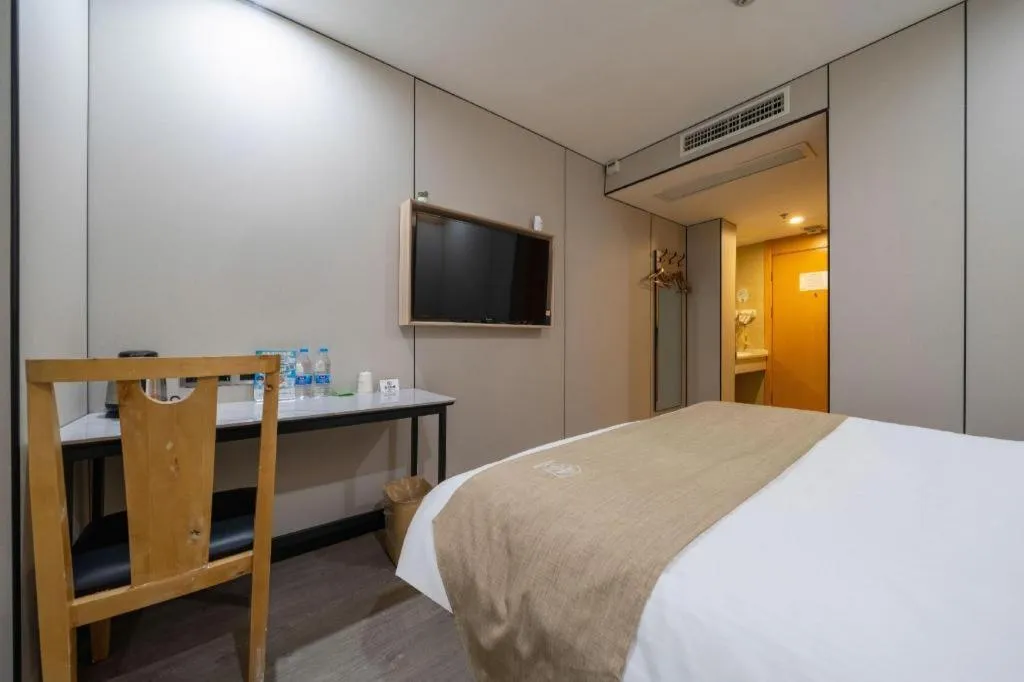 Bed in GreenTree Inn Shanghai Railway Station Macao Road