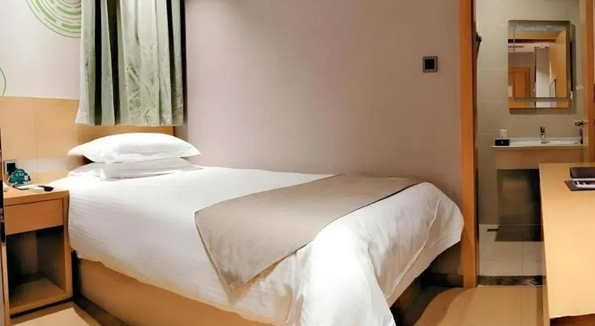 Bed in GreenTree Inn Shanghai Railway Station Macao Road