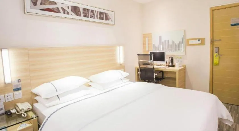 Bed in City Comfort Inn Zhanjiang Shimao Building Chikan Old Street