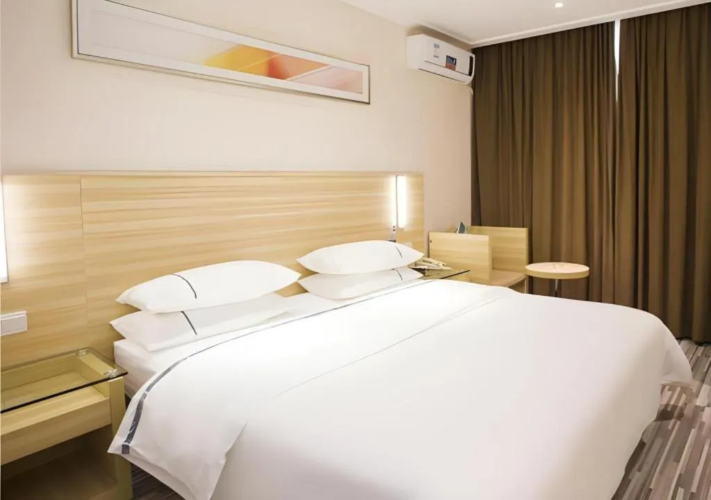 Bed in City Comfort Inn Zhanjiang Shimao Building Chikan Old Street