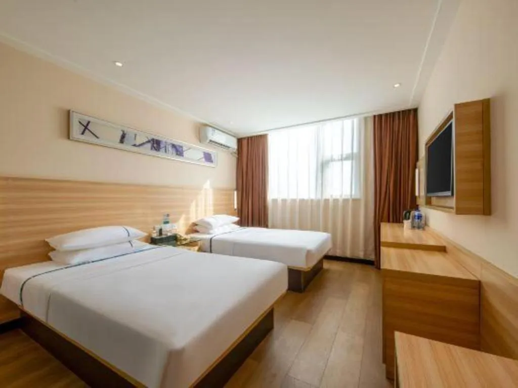 Bed in City Comfort Inn Zhanjiang Shimao Building Chikan Old Street