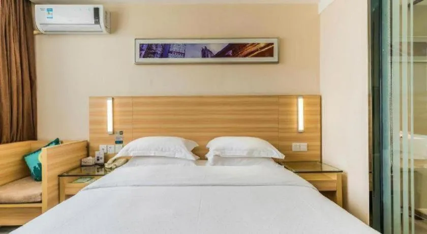 Bed in City Comfort Inn Zhanjiang Shimao Building Chikan Old Street