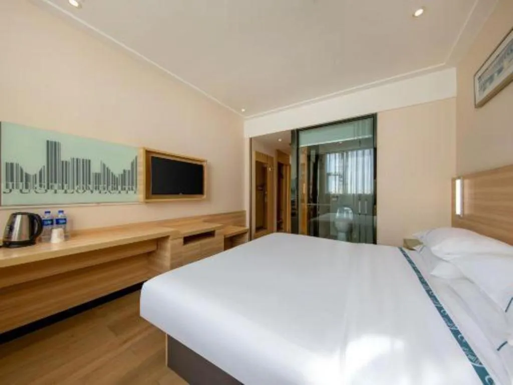 Bed in City Comfort Inn Zhanjiang Shimao Building Chikan Old Street