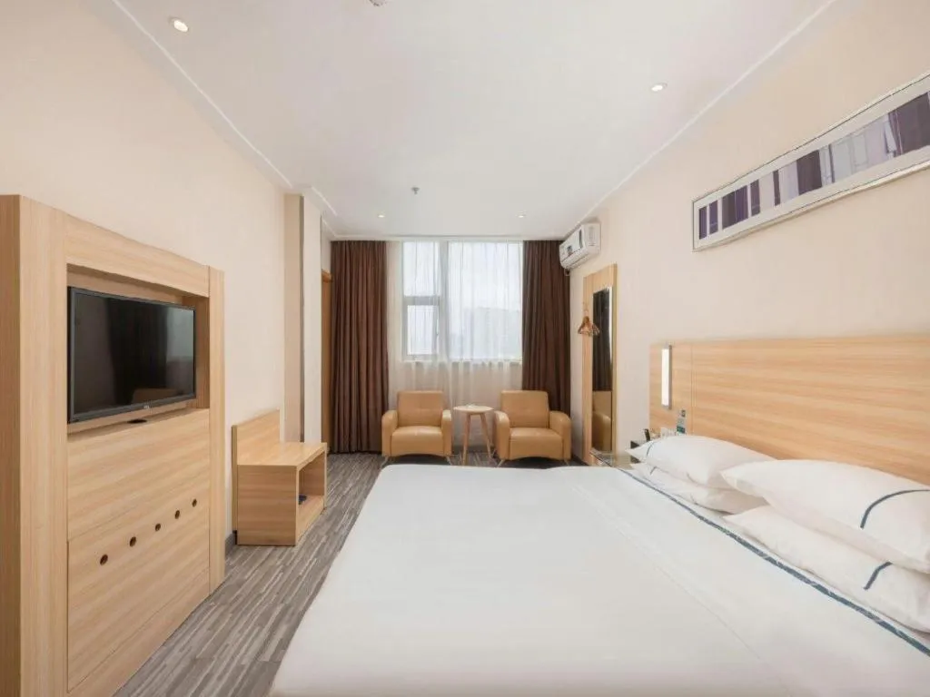 Bed in City Comfort Inn Zhanjiang Shimao Building Chikan Old Street