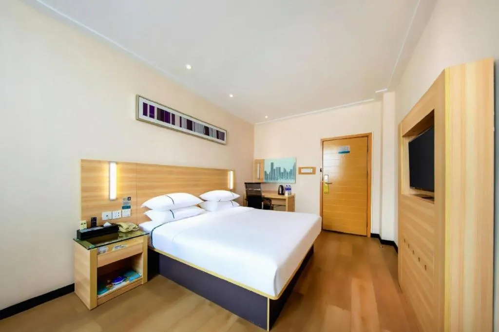 Bed in City Comfort Inn Zhanjiang Shimao Building Chikan Old Street