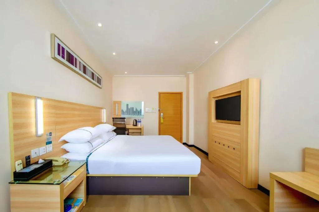 Bed in City Comfort Inn Zhanjiang Shimao Building Chikan Old Street