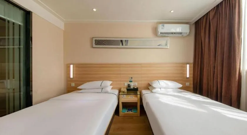 Bed in City Comfort Inn Zhanjiang Shimao Building Chikan Old Street