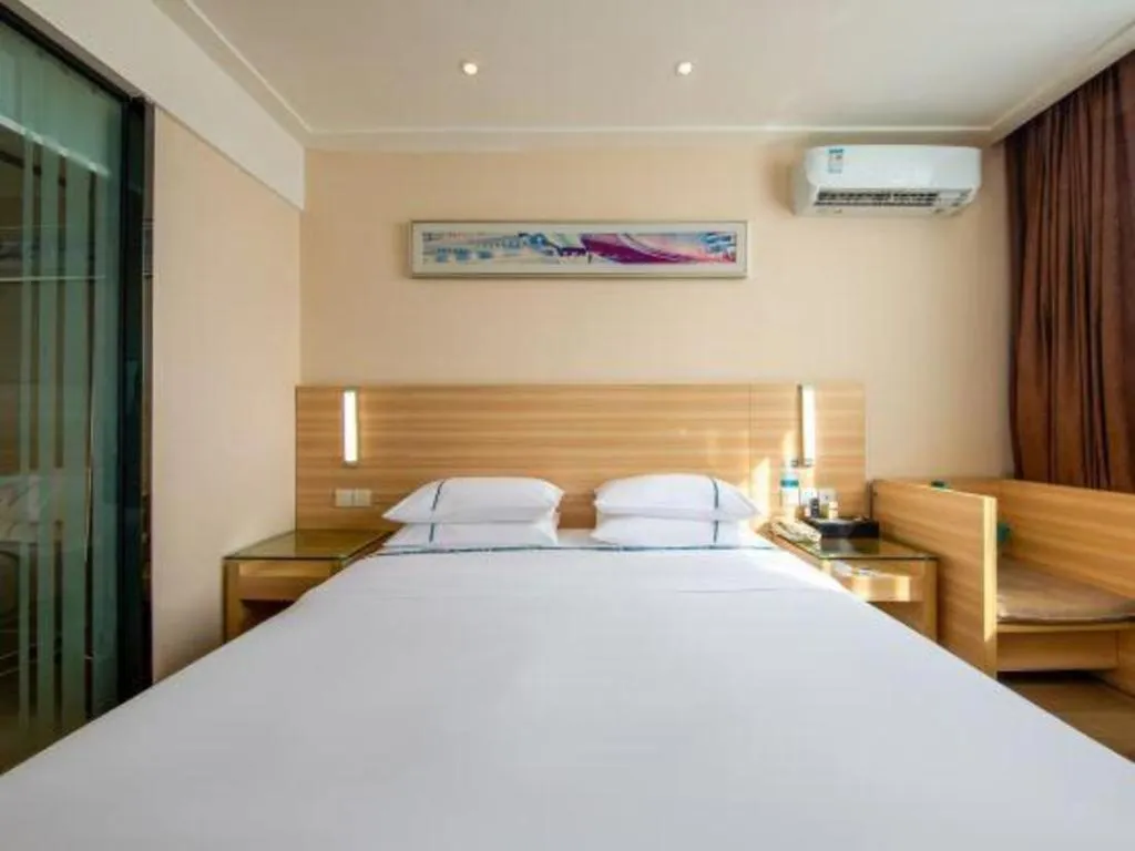 Bed in City Comfort Inn Zhanjiang Shimao Building Chikan Old Street