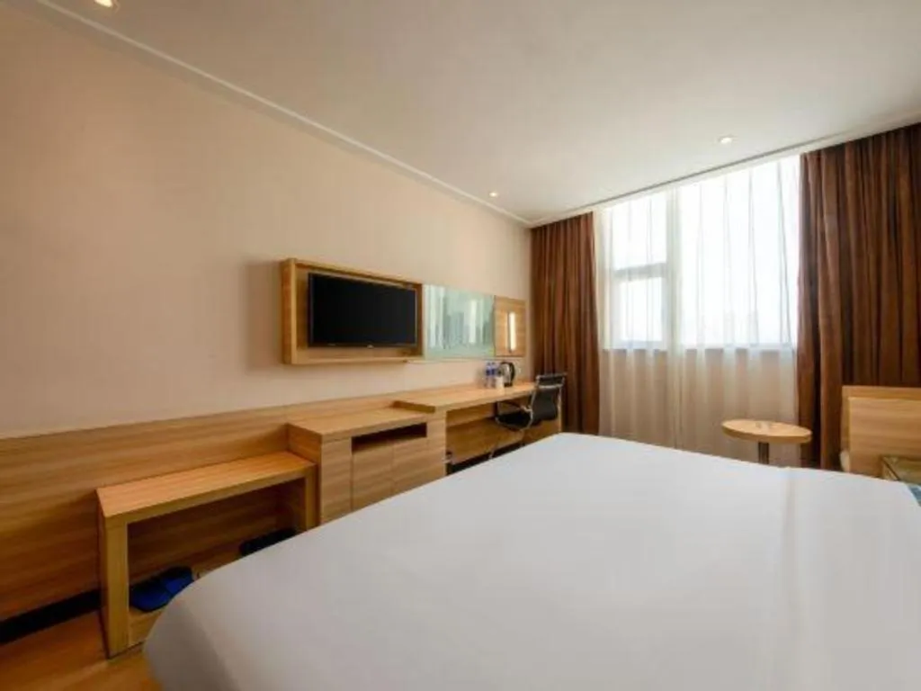 Bed in City Comfort Inn Zhanjiang Shimao Building Chikan Old Street