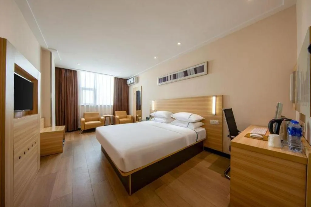 Bed in City Comfort Inn Zhanjiang Shimao Building Chikan Old Street