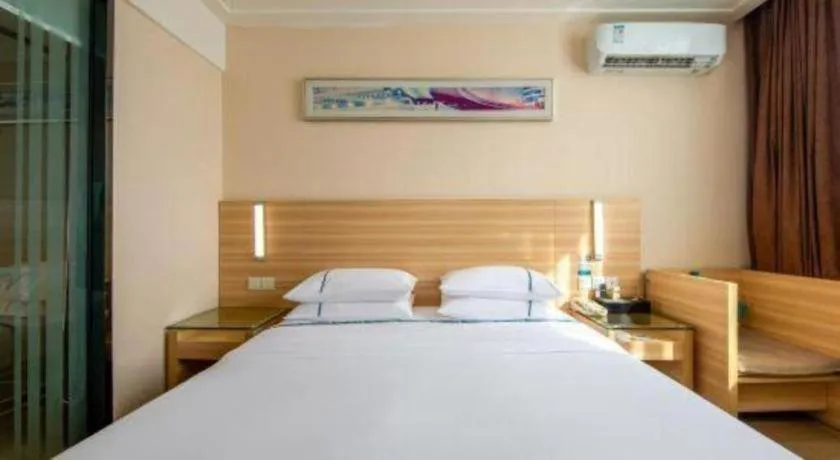 Bed in City Comfort Inn Zhanjiang Shimao Building Chikan Old Street