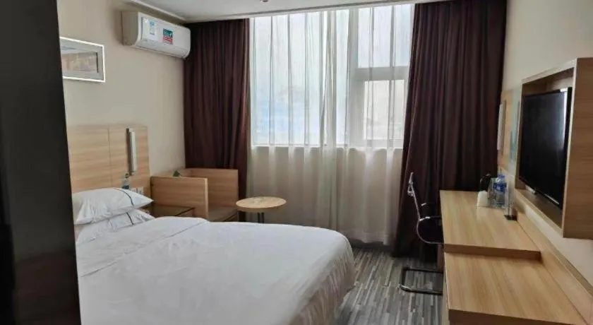 Bed in City Comfort Inn Zhanjiang Shimao Building Chikan Old Street