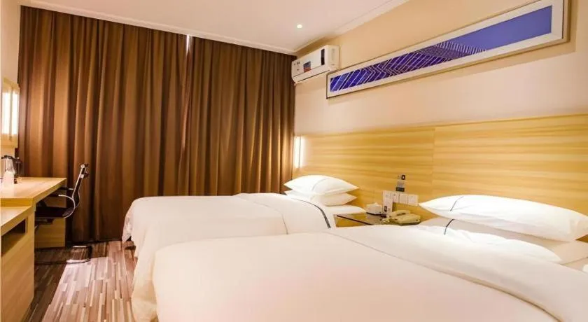 Bed in City Comfort Inn Zhanjiang Shimao Building Chikan Old Street