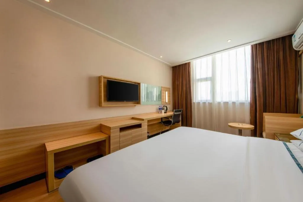 Bed in City Comfort Inn Zhanjiang Shimao Building Chikan Old Street
