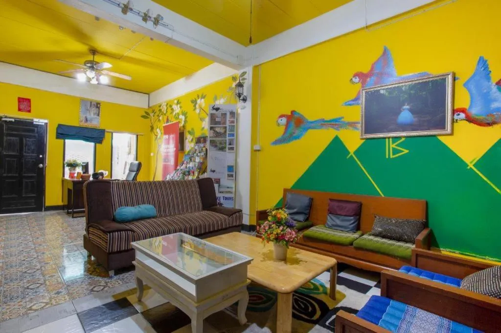 OYO 75303 V Home Guesthouse Sunday Night Market