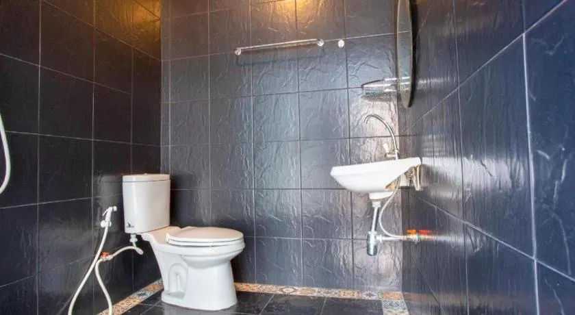 OYO 75303 V Home Guesthouse Sunday Night Market