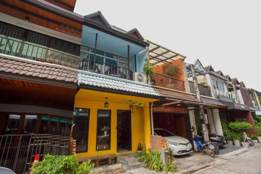 OYO 75303 V Home Guesthouse Sunday Night Market