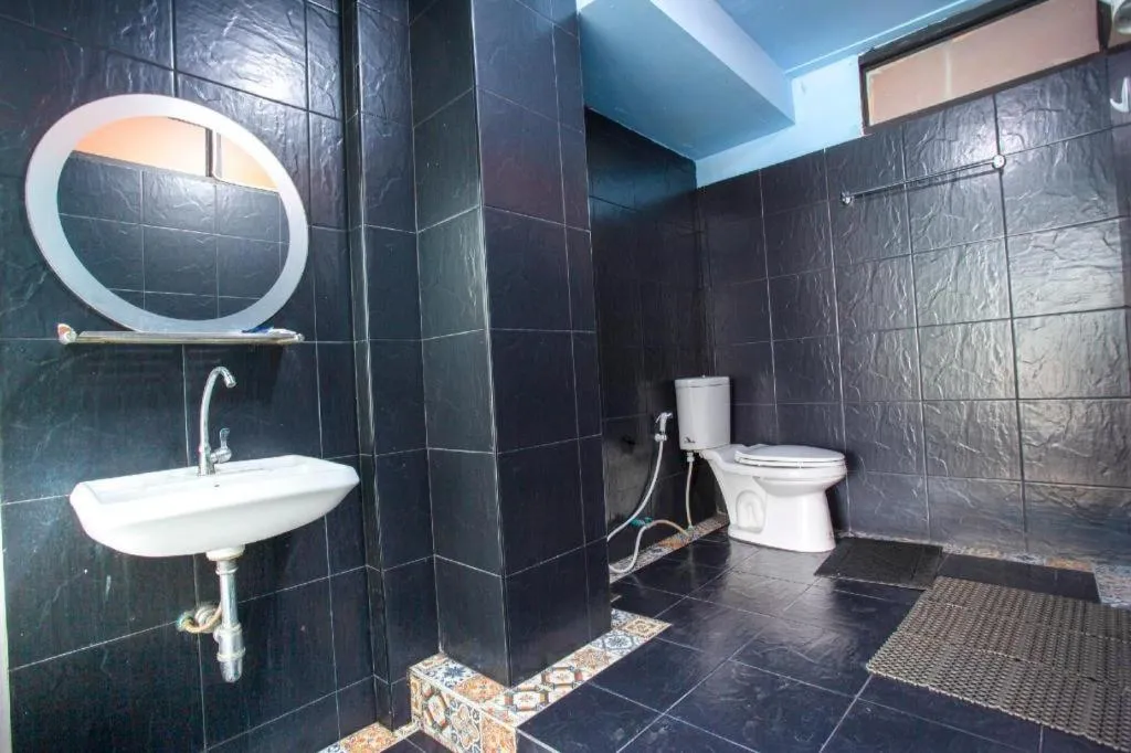 OYO 75303 V Home Guesthouse Sunday Night Market