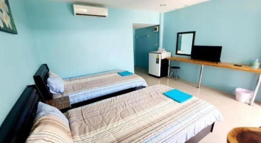 Bed in OYO 981 Fluke and Flame Cha Am