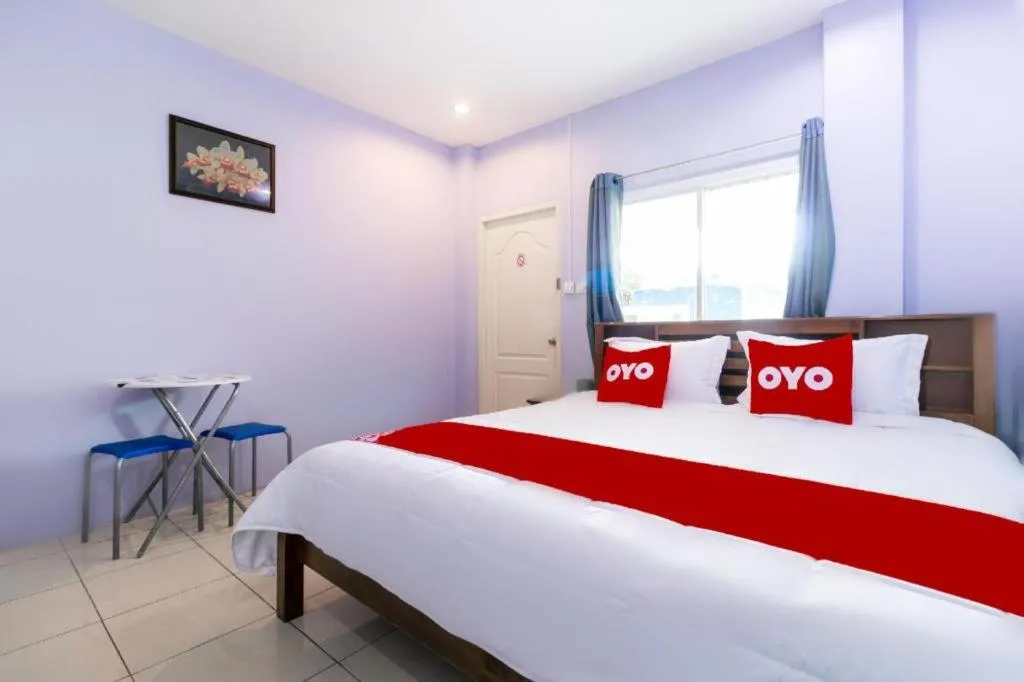 Bed in OYO 981 Fluke and Flame Cha Am