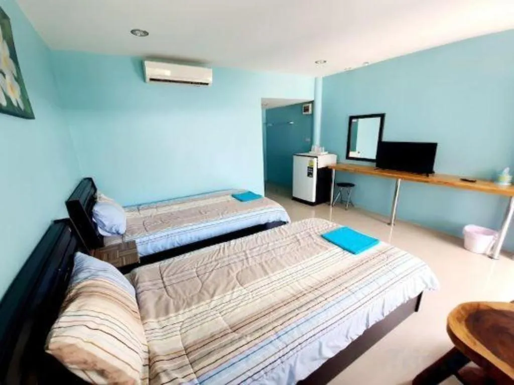 Bed in OYO 981 Fluke and Flame Cha Am