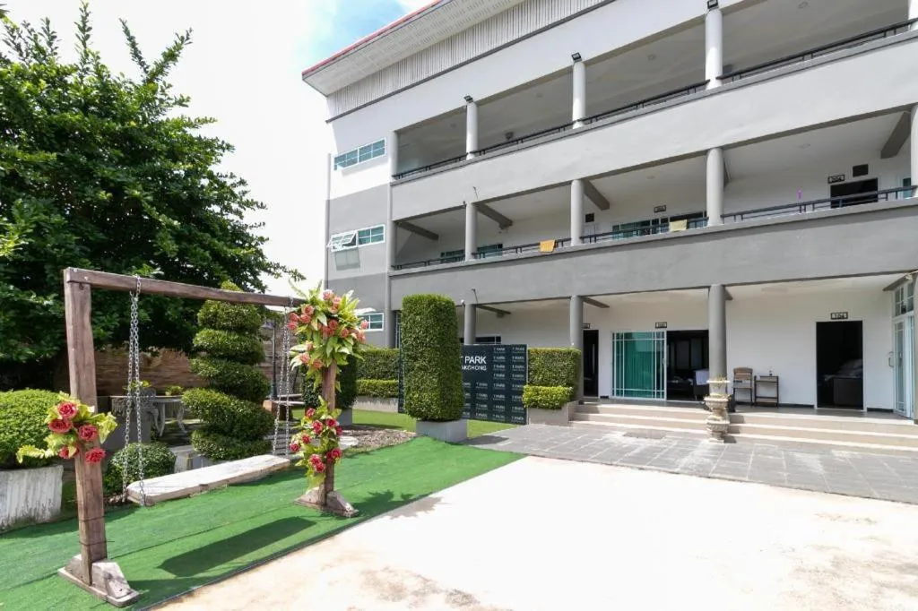 OYO 75305 T Park Pak Chong