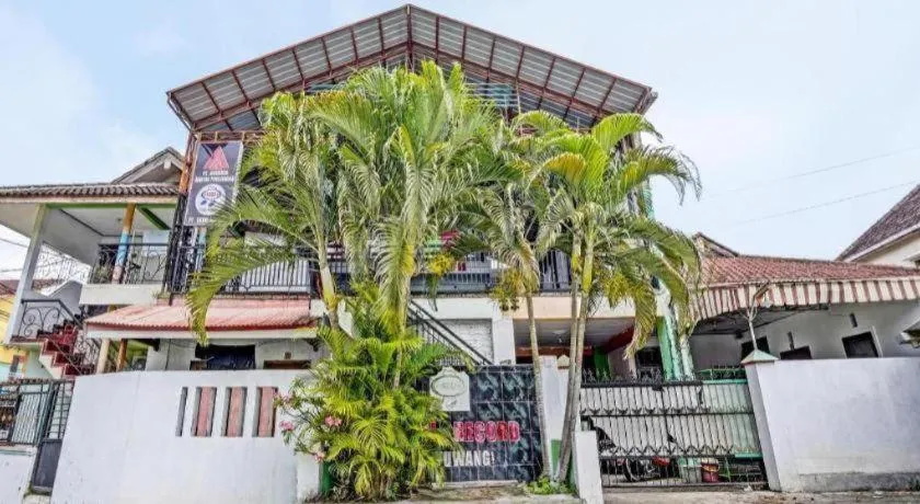 Hotel O Griya Sandi Residence Family NearPantai Boom