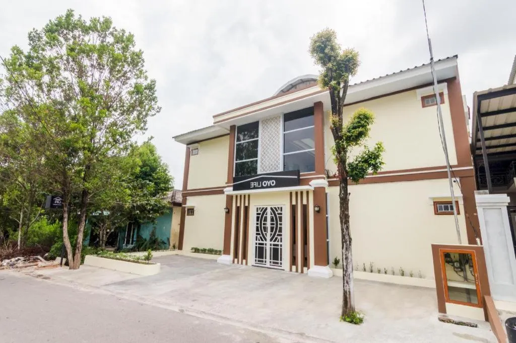 OYO Life 2735 Graha Nirwana