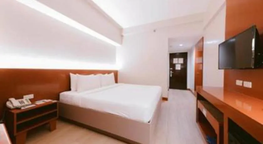 Bed in Palm Hotel Manila