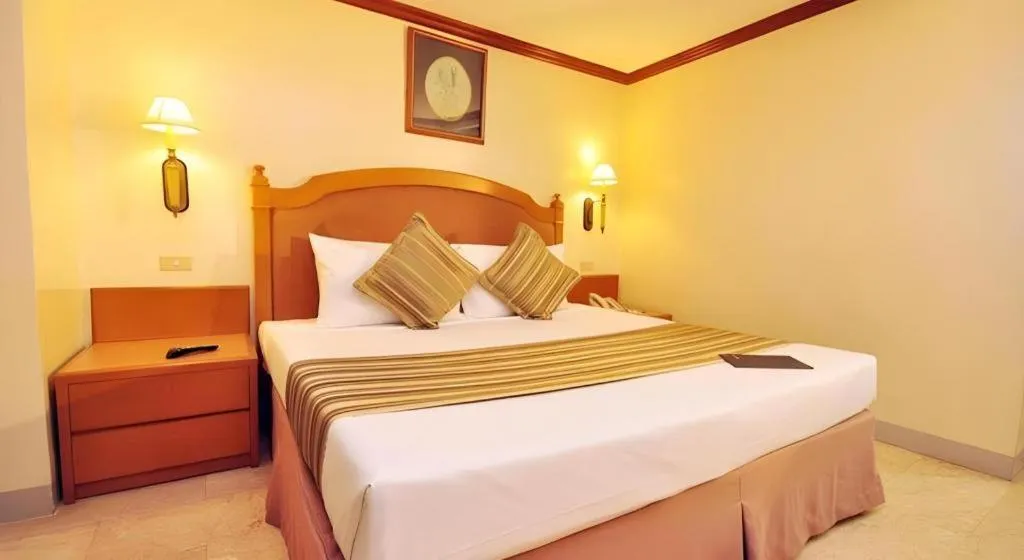 Bed in Palm Hotel Manila
