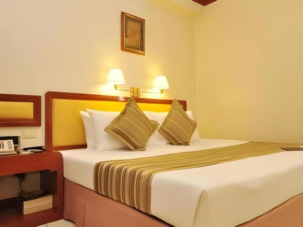 Bed in Palm Hotel Manila