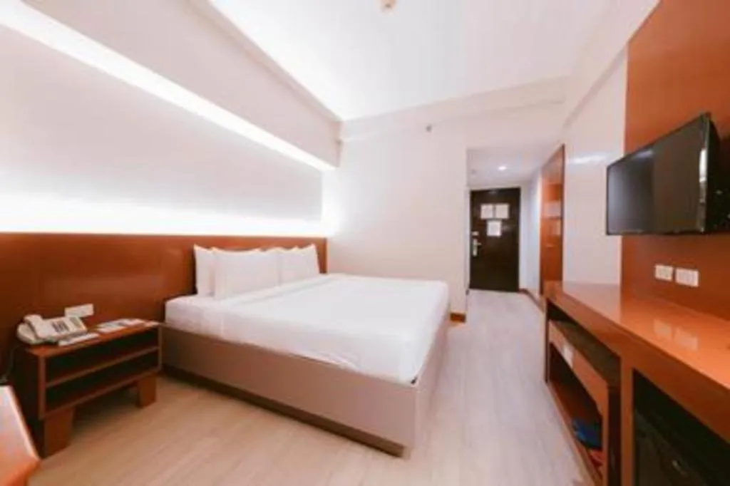 Bed in Palm Hotel Manila