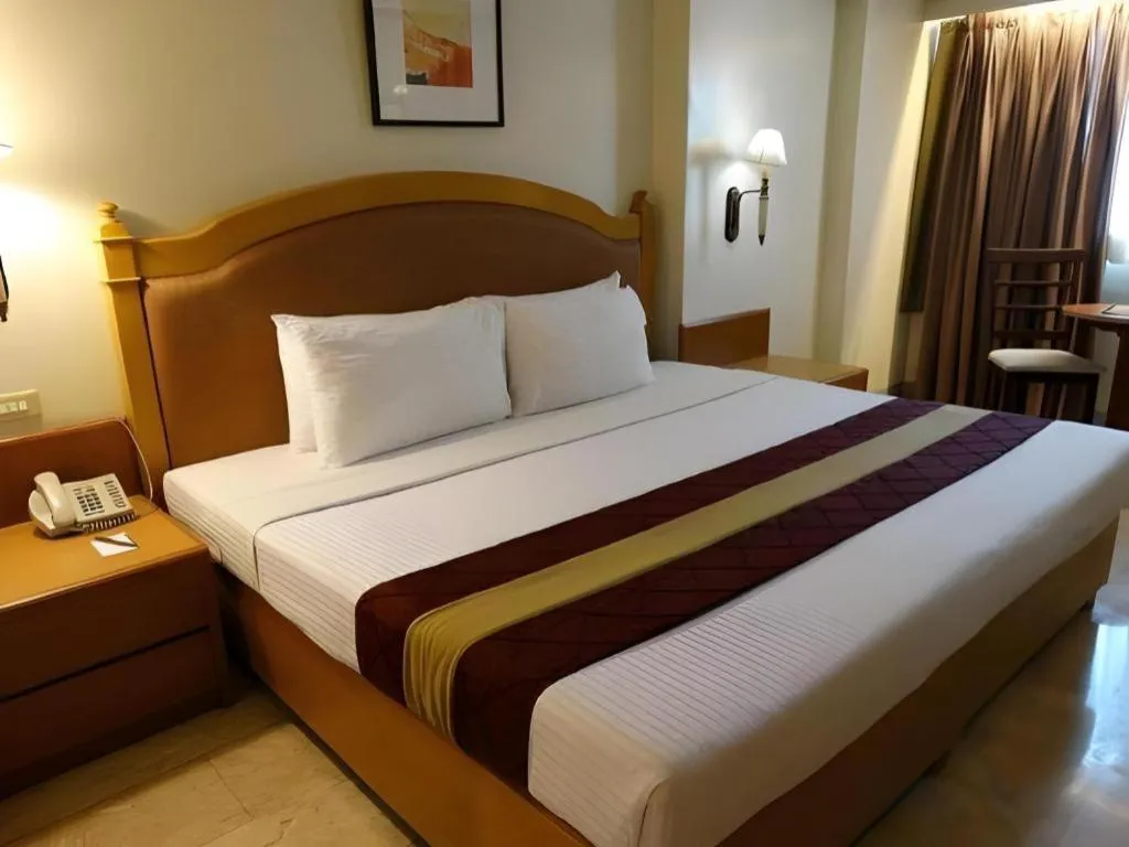 Bed in Palm Hotel Manila