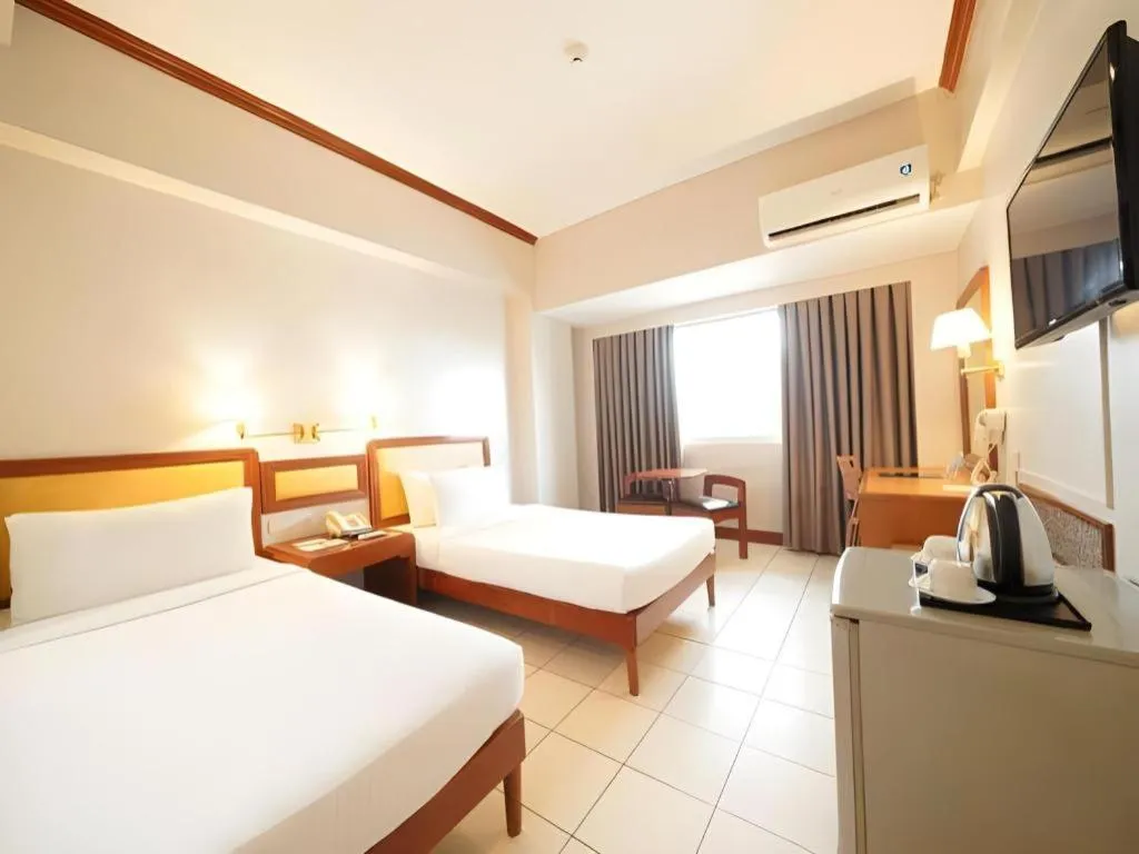 Bed in Palm Hotel Manila