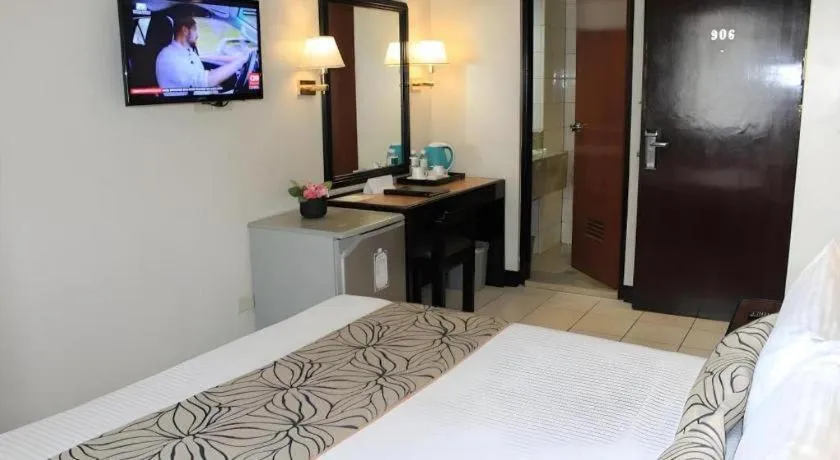 Bed in Palm Hotel Manila