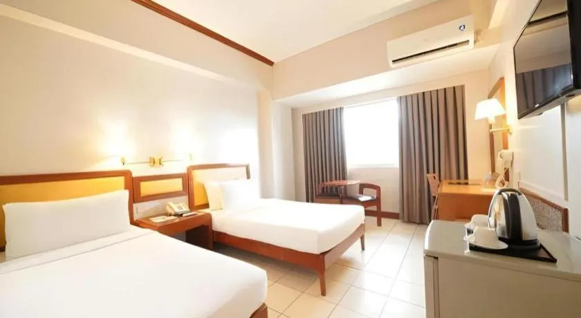 Bed in Palm Hotel Manila