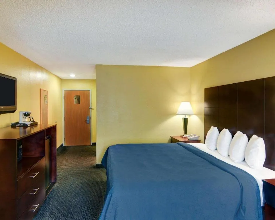 Bed in Quality Inn & Suites Grand Prairie South