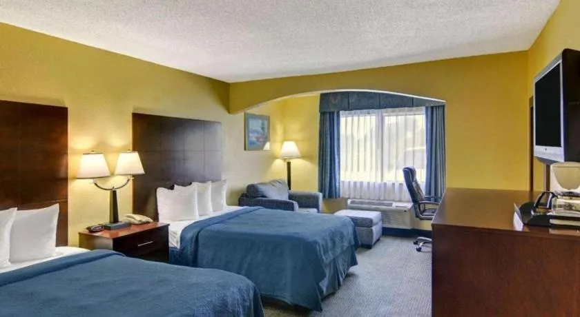 Bed in Quality Inn & Suites Grand Prairie South