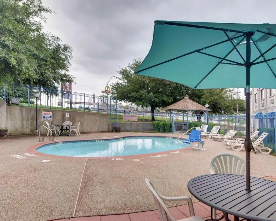Quality Inn & Suites Grand Prairie South