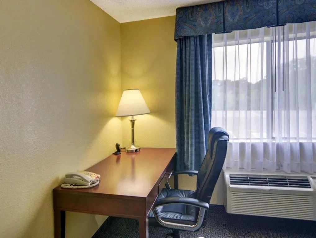 Bed in Quality Inn & Suites Grand Prairie South