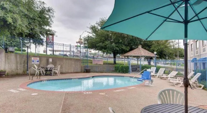 Quality Inn & Suites Grand Prairie South