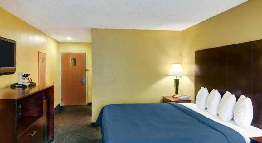 Bed in Quality Inn & Suites Grand Prairie South
