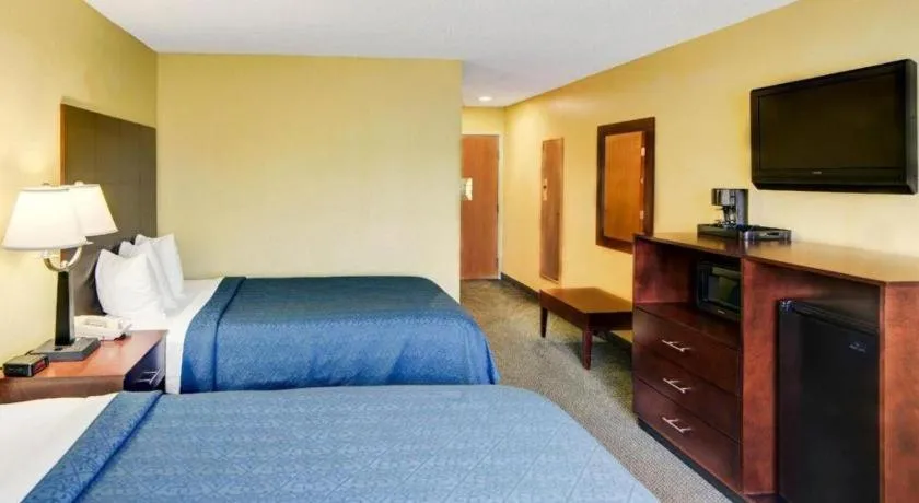 Bed in Quality Inn & Suites Grand Prairie South