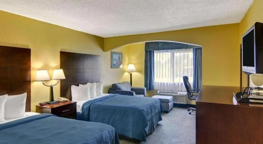 Bed in Quality Inn & Suites Grand Prairie South